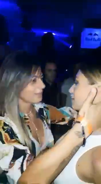 Amiche limonano in discoteca tra gli amici eccitati