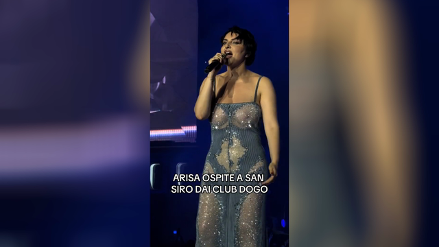 Arisa a San Siro con il vestito trasparente che fa vedere le tettone