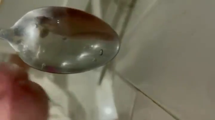 Beve un cucchiaio pieno di sborra
