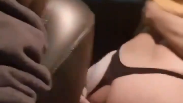 Gli scopa la moglie sui sedili posteriori