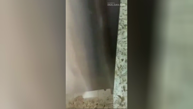 Gliele vuole mettere in culo nel bagno della discoteca ma lei scappa dal dolore