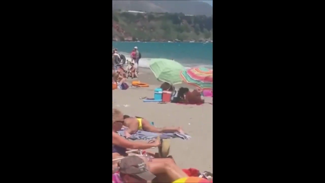 Ho la fica che mi pulsa non importa se in spiaggia è pieno di gente ⛱️🐚