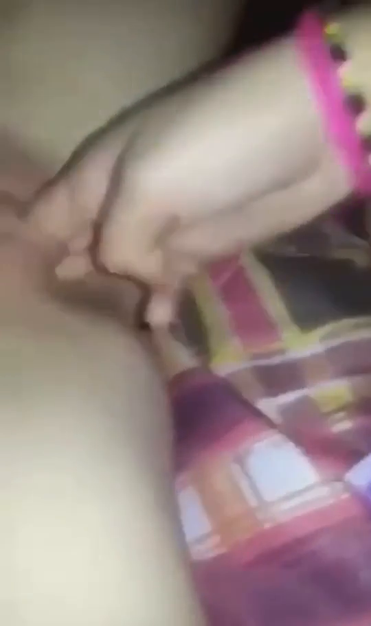 Masturba l'amica con tre dita nella fica