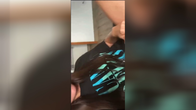 Mi rilasso massaggiandomi la fica sola in camera