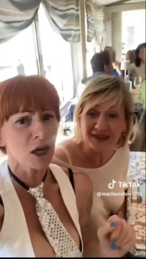 Milfona su tiktok esce un capezzolo