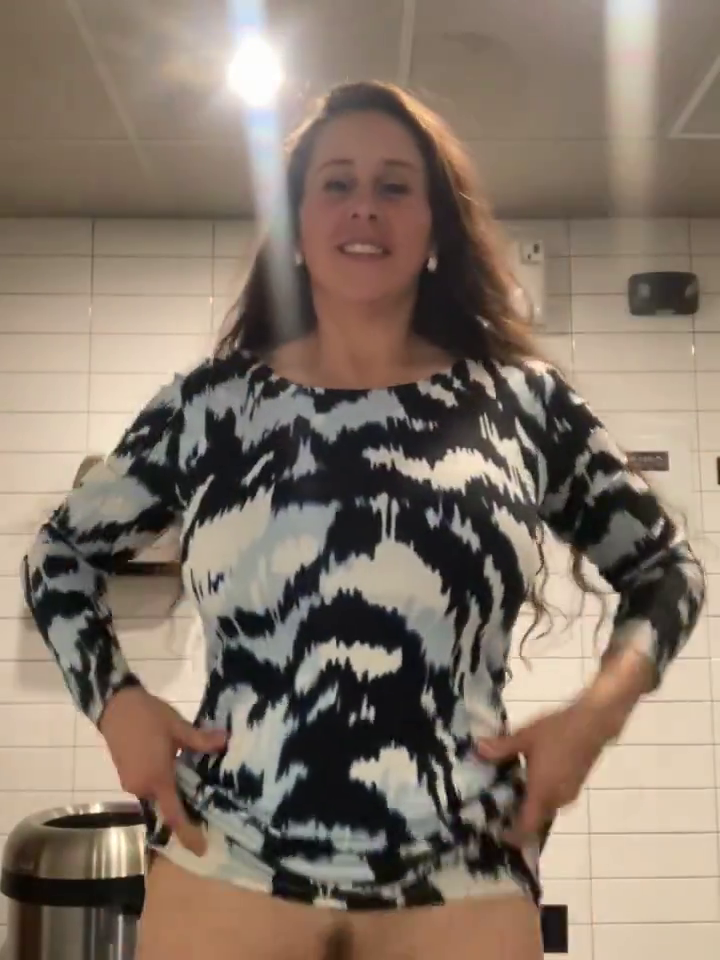 Mostra le tette e il culo al bagno ma entra una signora