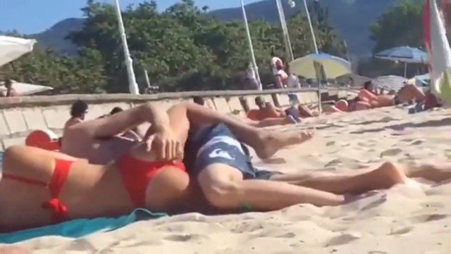 Non resiste e la sgrilletta in spiaggia davanti a tutti