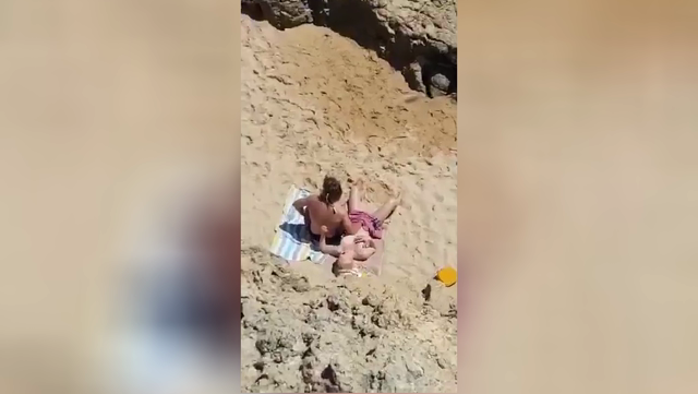 Pensano di non essere visti mentre sgrilletta la fidanzata