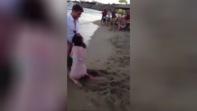 Pompino in spiaggia di fronte alla folla