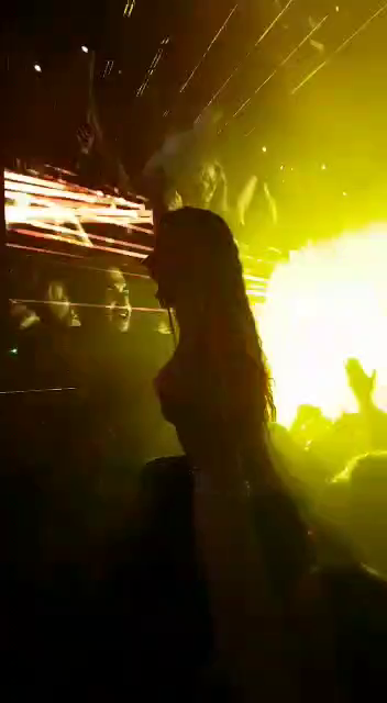 Senza reggiseno al concerto di Vasco