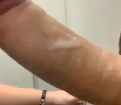 Succhia un cazzo che esce da un buco nel muro