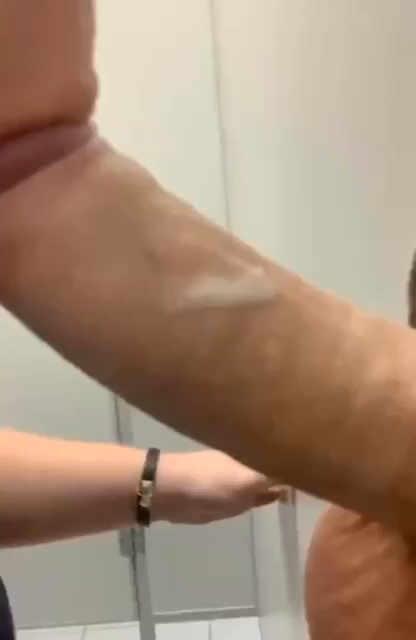 Succhia un cazzo che esce da un buco nel muro