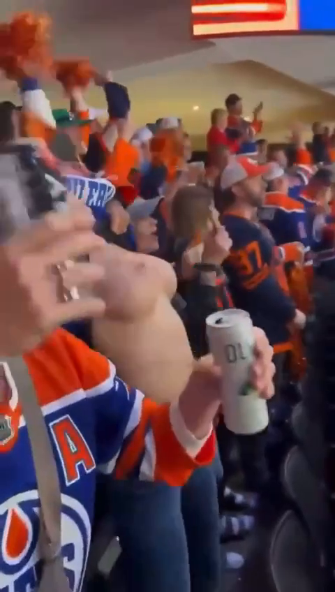 Tifosa degli Oilers esce le tette allo stadio