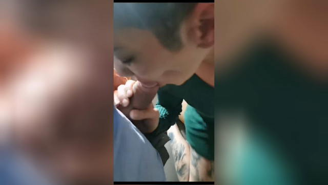 Troia lo succhia al marito mentre cavalca il bull