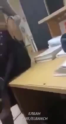 Ubriaca in carcere si spoglia