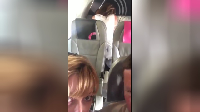 Voglio scoparti subito in aereo non posso aspettare che atterriamo