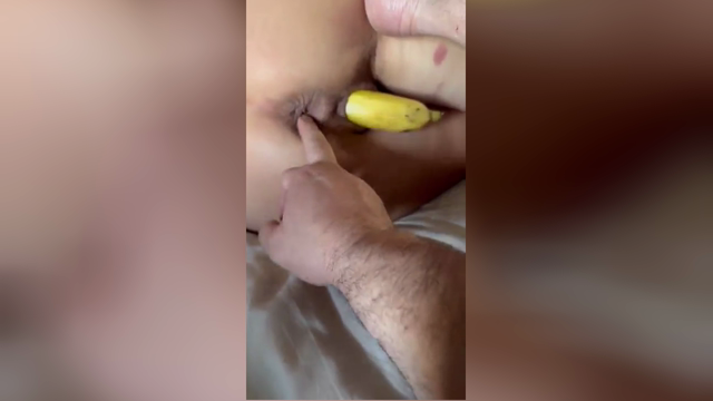 Banana nella fica e dito nel culo sfondato