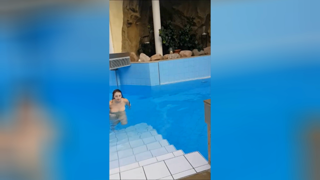 Esce nuda dalla piscina dell'hotel 💦