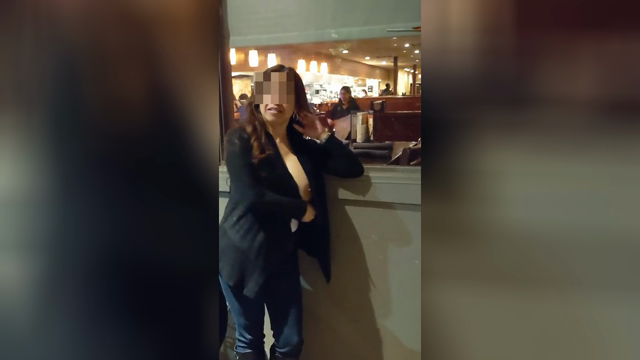 La mia amica sudamericana mostra le tette al bar