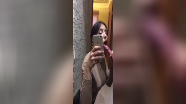 Le donne sono multitasking mentre scopa riprende col telefono