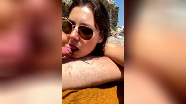 Mentre prendiamo il sole lei non restiste me lo succhia e mi fa sborrare