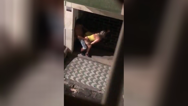 Pensano di non essere visti mentre scopano in strada