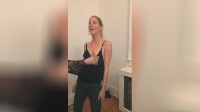 E' ubriaca e mostra le tette durante la festa a casa