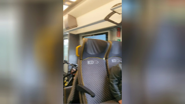 Esce le tettone in treno mentre il passeggero accanto a noi dorme