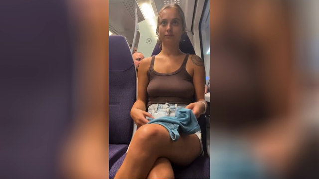 Esibizionista si cambia la maglietta in treno