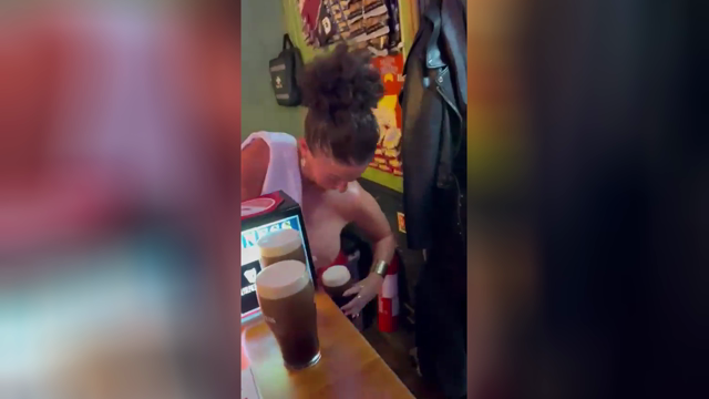 Immerge la tetta nelle birre che spilla