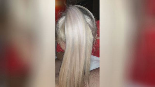 La biondina mi fa un pompino succoso