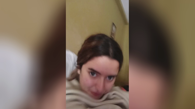 Si mette a pecora e mostra il suo culo peloso