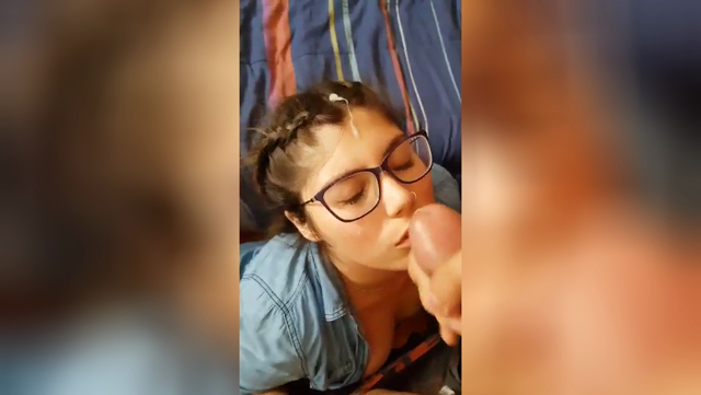Si pulisce la faccia dallo sperma