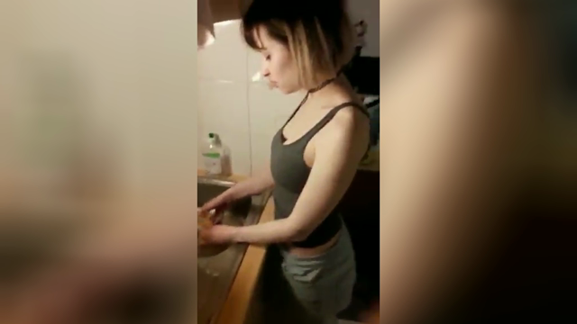 Smetti di lavare i piatti e succhiamelo