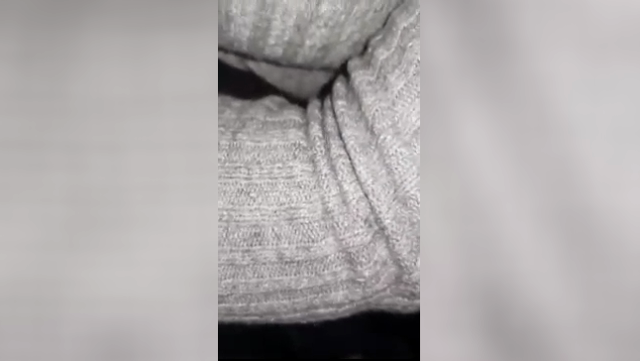 Sotto il maglione ha due tette pazzesche