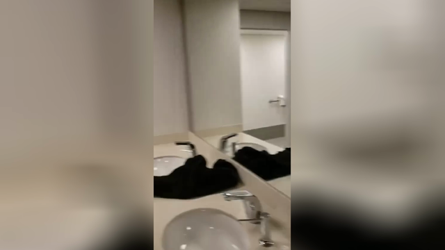 Succhiano il latte dalla tetta della giovane mammina