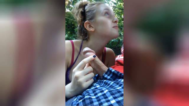 Lo succhio nel bosco al mio amichetto