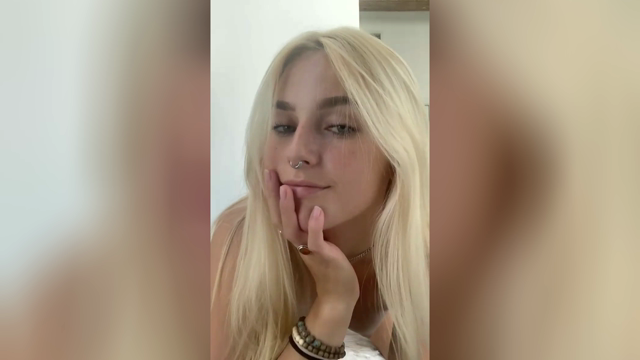 Splendida biondina si diverte col cazzo di gomma
